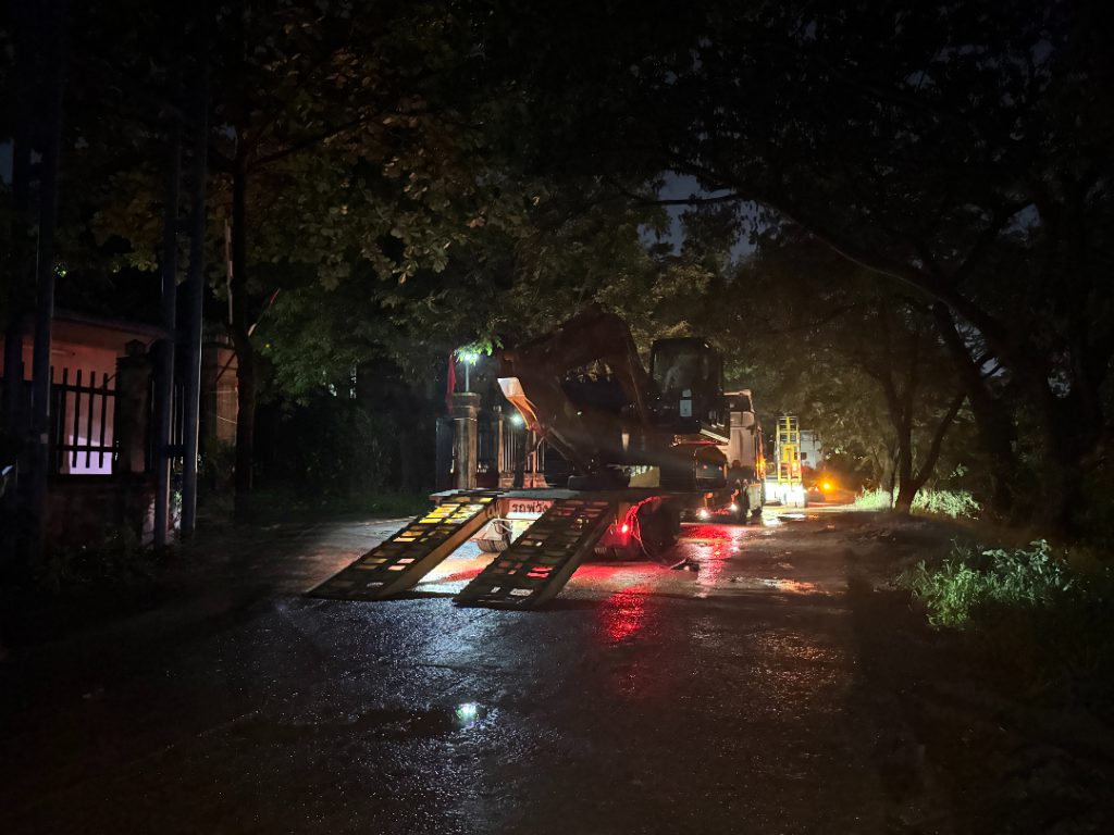 รูปขณะขนสินค้าลงจากยานพาหนะบรรทุก