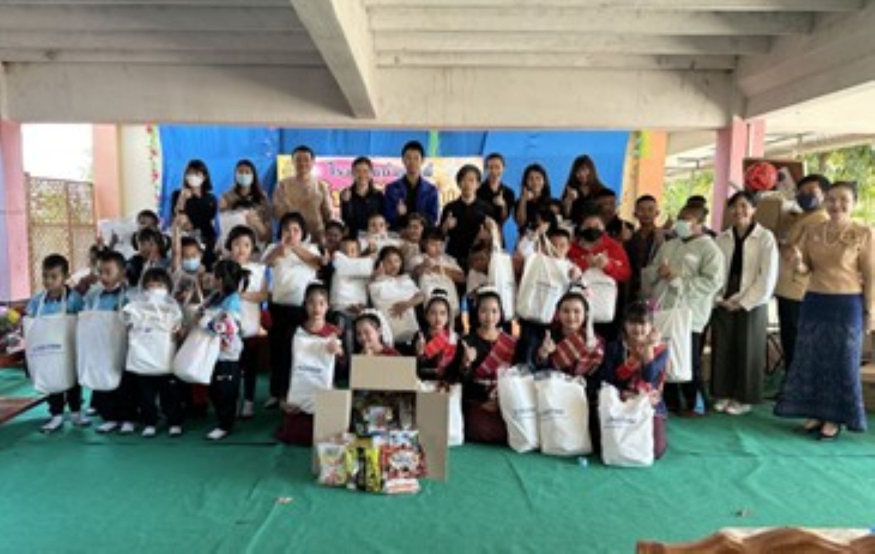 บริจาคชุดนักเรียน ชุดกีฬาและเลี้ยงอาหารกลางวัน